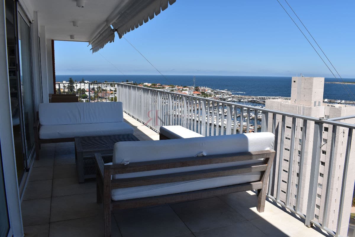 Excelente vista al Puerto, a la Playa Mansa y a la Brava, amplia terraza									(ref.#10630)