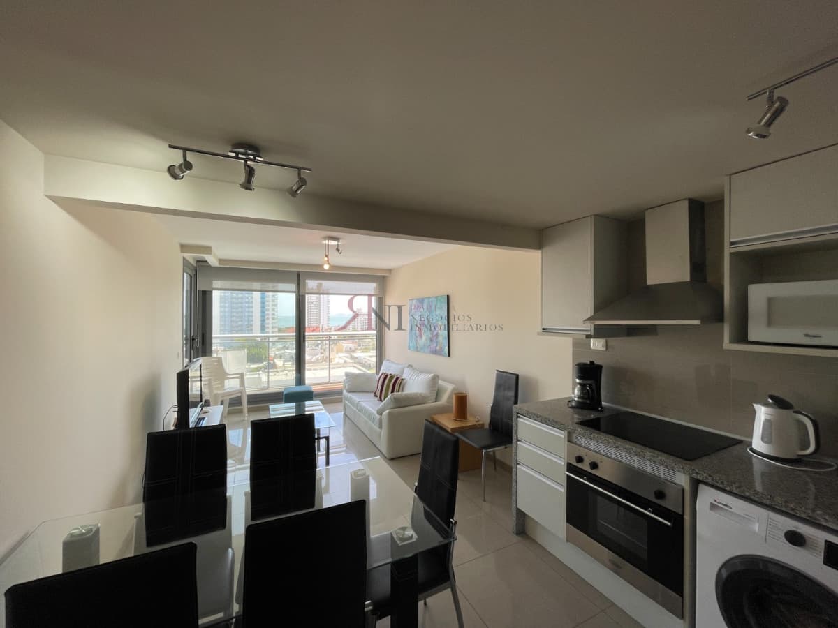 Piso alto, con terraza y vista a la Playa Mansa 									(ref.#8642)