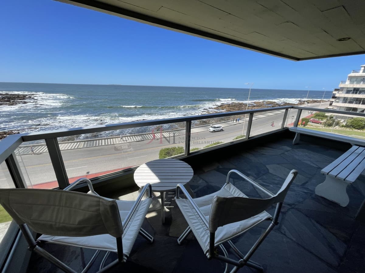 Primera fila, con vista a la Playa Brava									(ref.#111469)