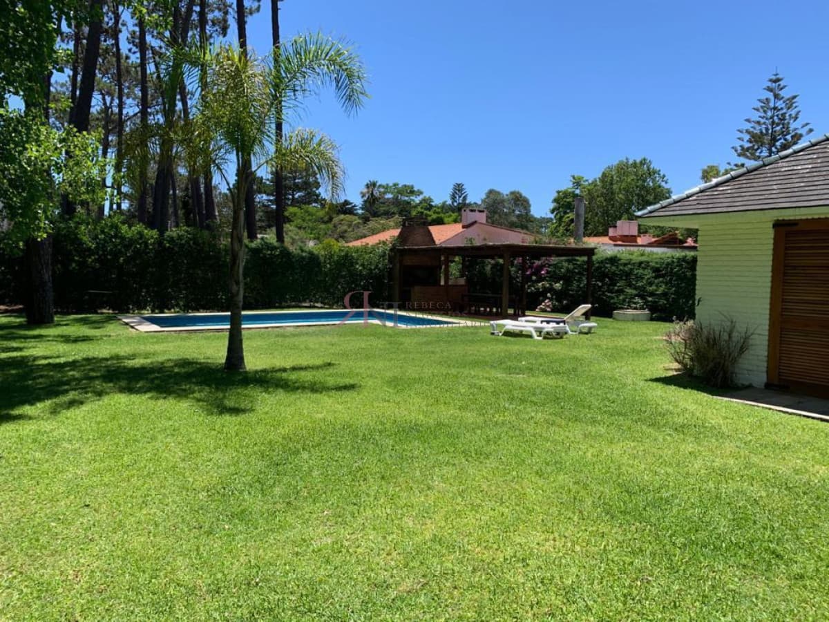 Amplio jardin con piscina y parrillero (ref.#6132)