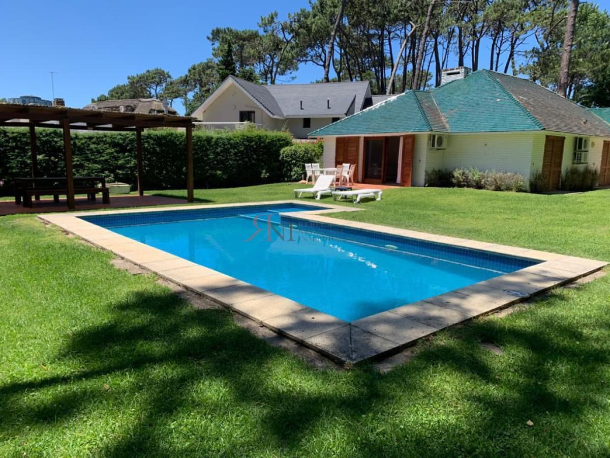 Amplio jardin con piscina y parrillero (ref.#6132)