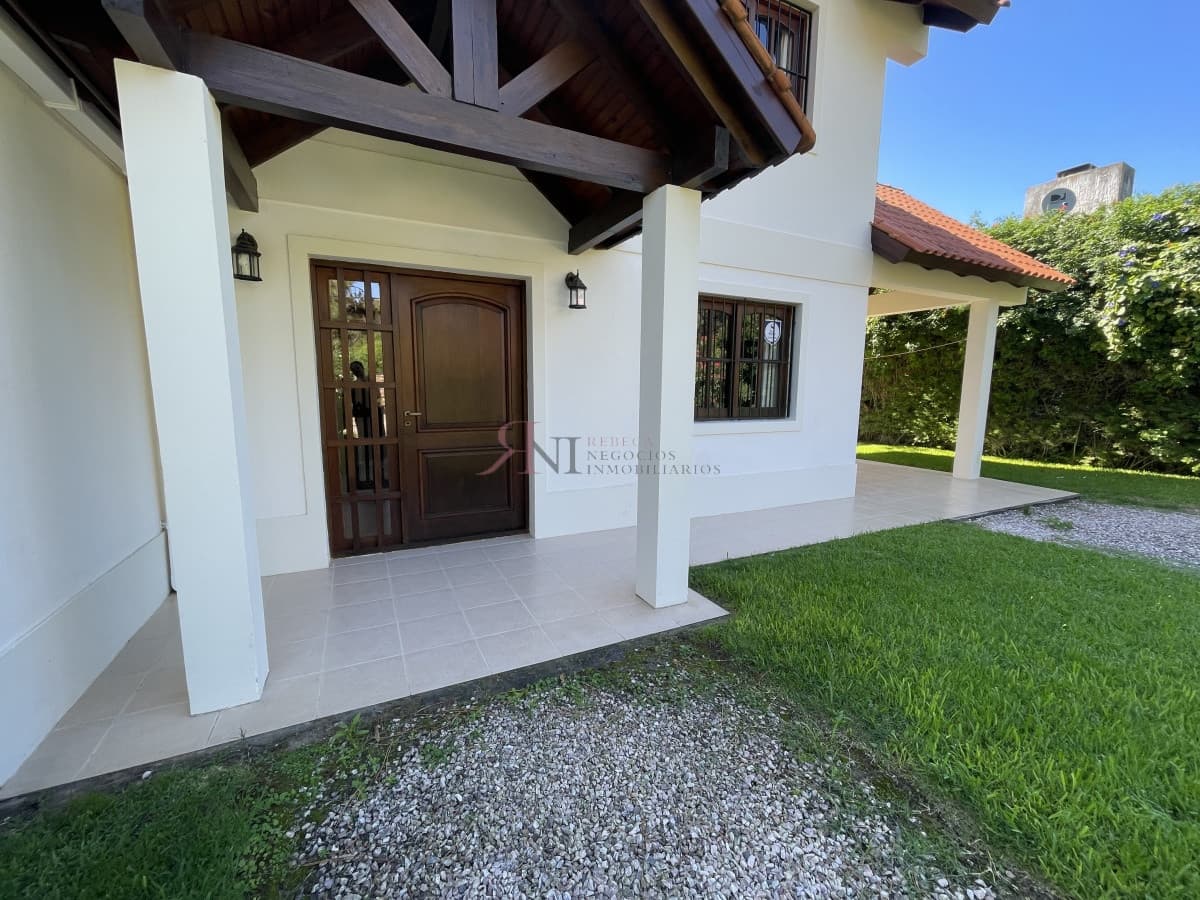 Hermoso jardin con parrillero y lugar para piscina. (ref.#6310)