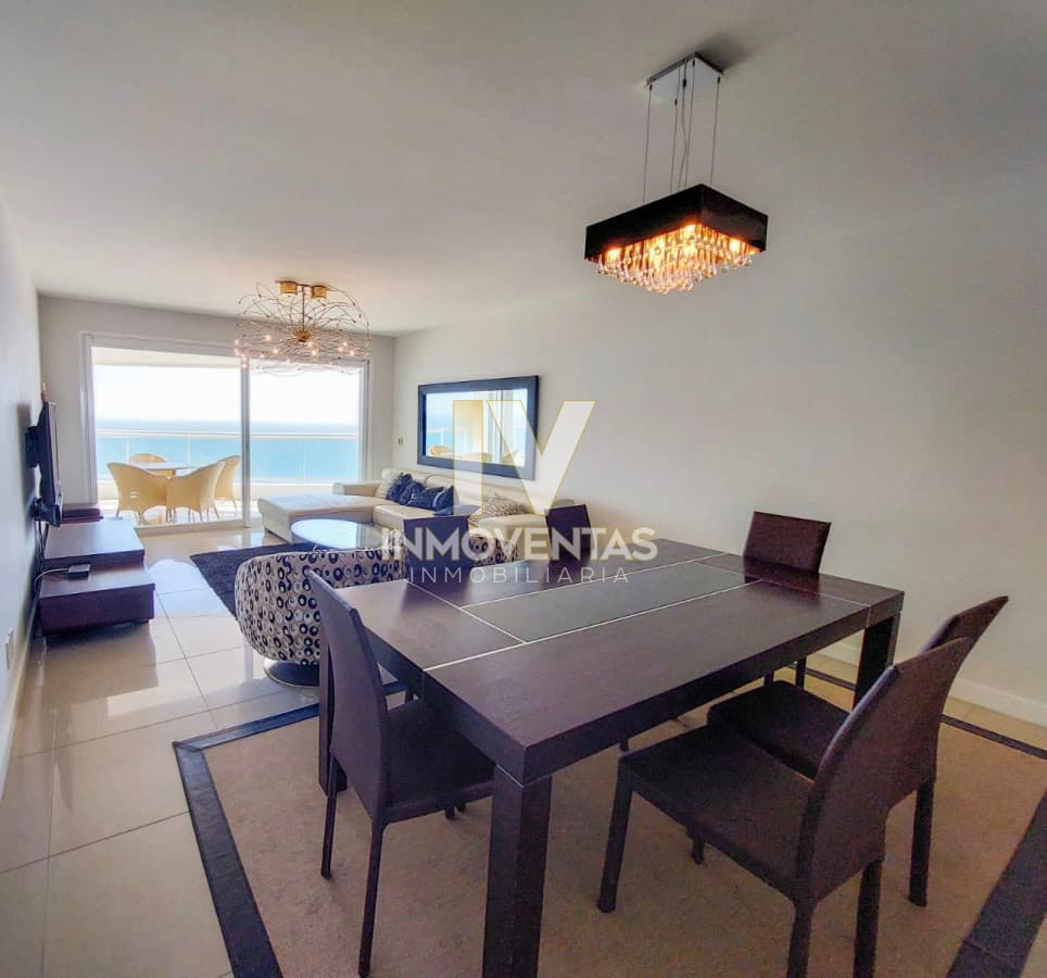 Espectacular Apartamento Frente al Mar en Torre de Categoría Primera Linea.-