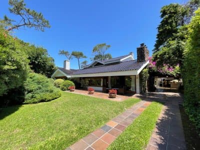 Gran chalet de 6 dormitorios en venta en zona residencial.