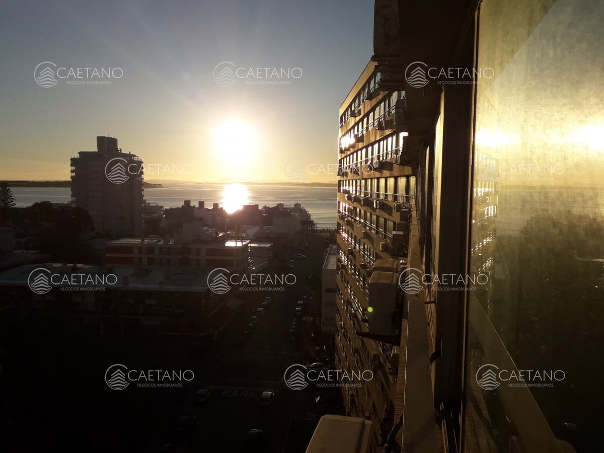 edificio a metros de playa brava