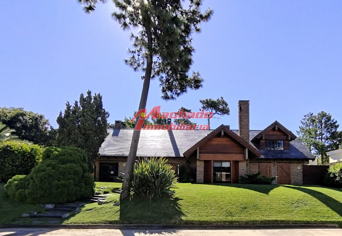 VENTA DE HERMOSA CASA 5 DORMITORIOS EN SUITE, A METROS DEL MAR.