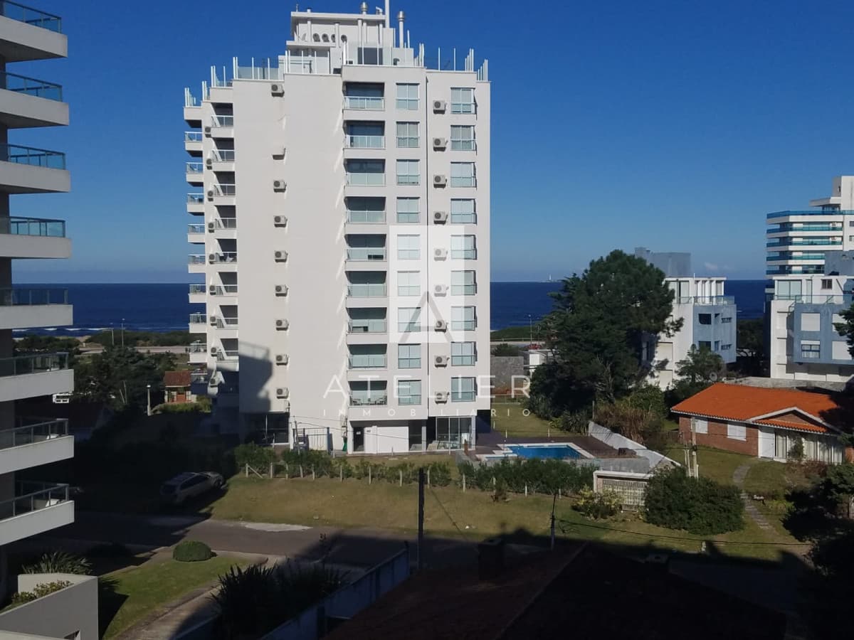 apartamento en zona de Aidy Grill con parrillero en Terraza