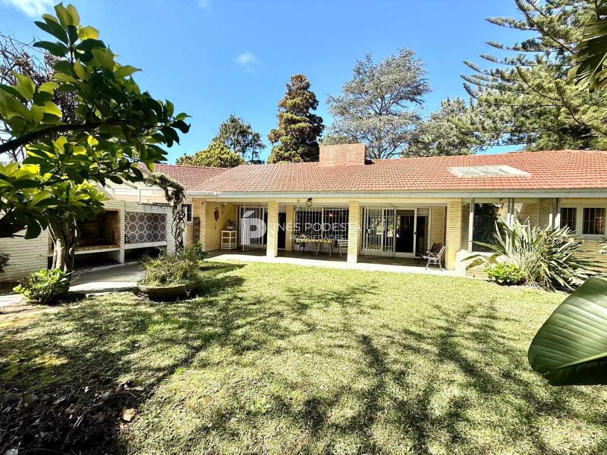 Casa ID.41758 - Venta casa en Mansa 4 dormitorios y dependencia de servicio