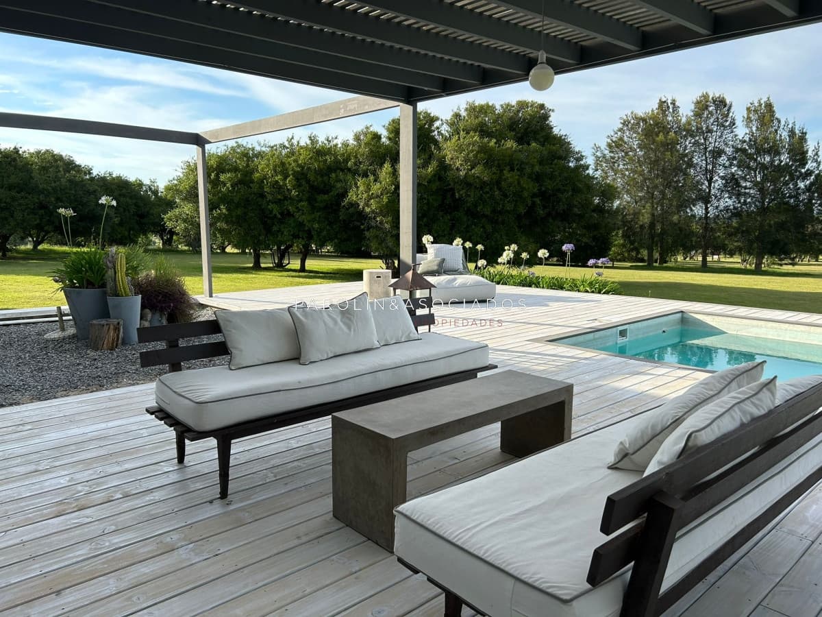Hermosa y amplia casa en venta con piscina en El Quijote Chacras, Punta del Este.