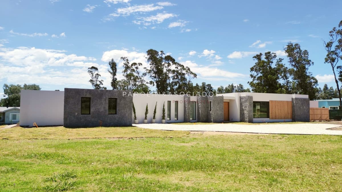 Casa a estrenar en venta de 4 dormitorios en El Quijote, La Barra.