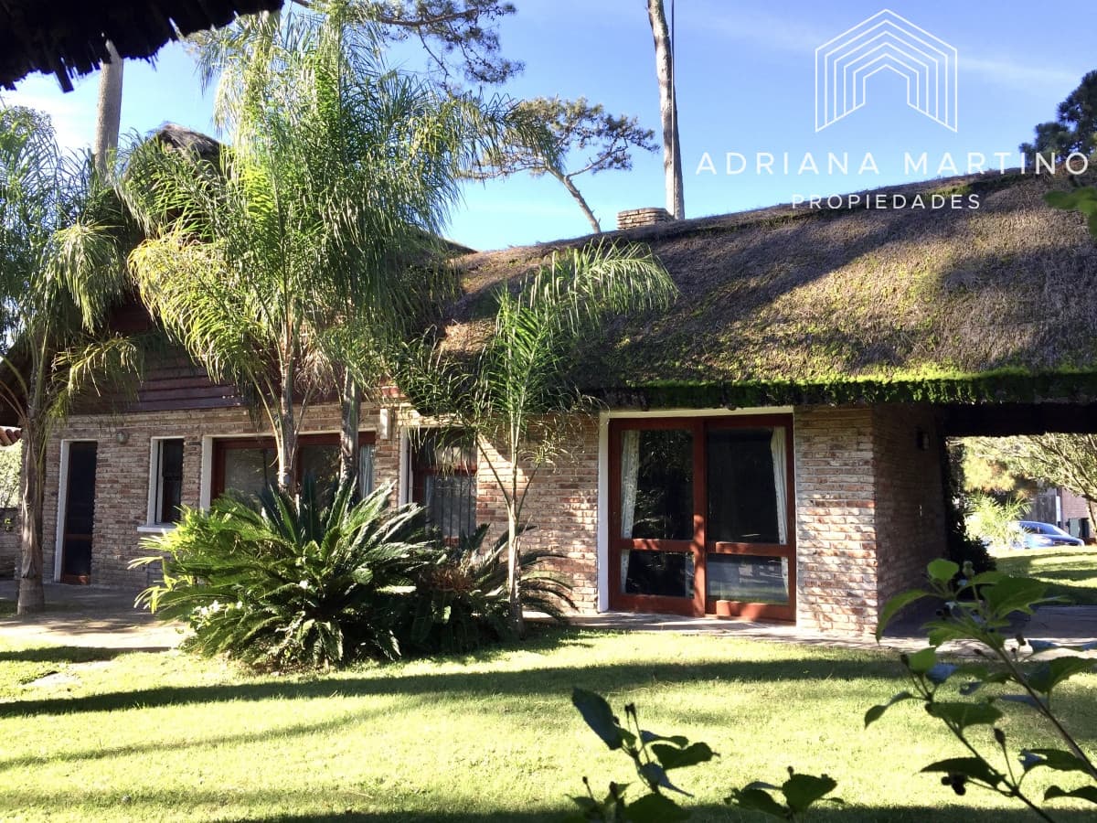Casa en Pinares 3 dormitorios con piscina y parrillero, ideal para tus vacaciones!
