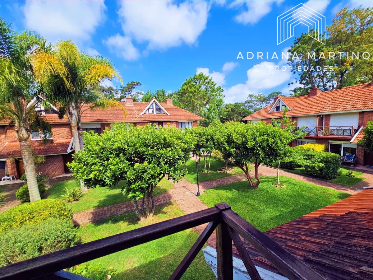 Hermoso duplex con parrillero en zona ideal para vivir todo el año.