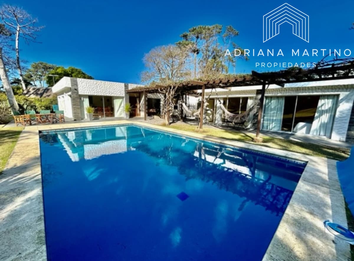 Casa en Rincón del Indio, a pocas cuadras del mar, con hermoso jardín y piscina