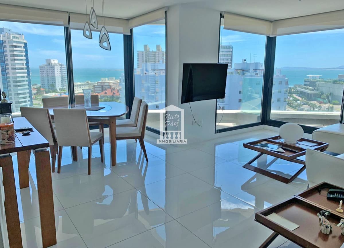 Piso alto con vista a la mansa, 3 suites, 2 garajes. Financiación directa