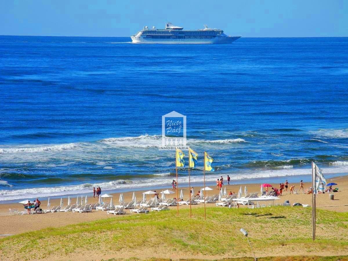 Playa Brava, gran planta, 3 suites + servicio, garaje doble.