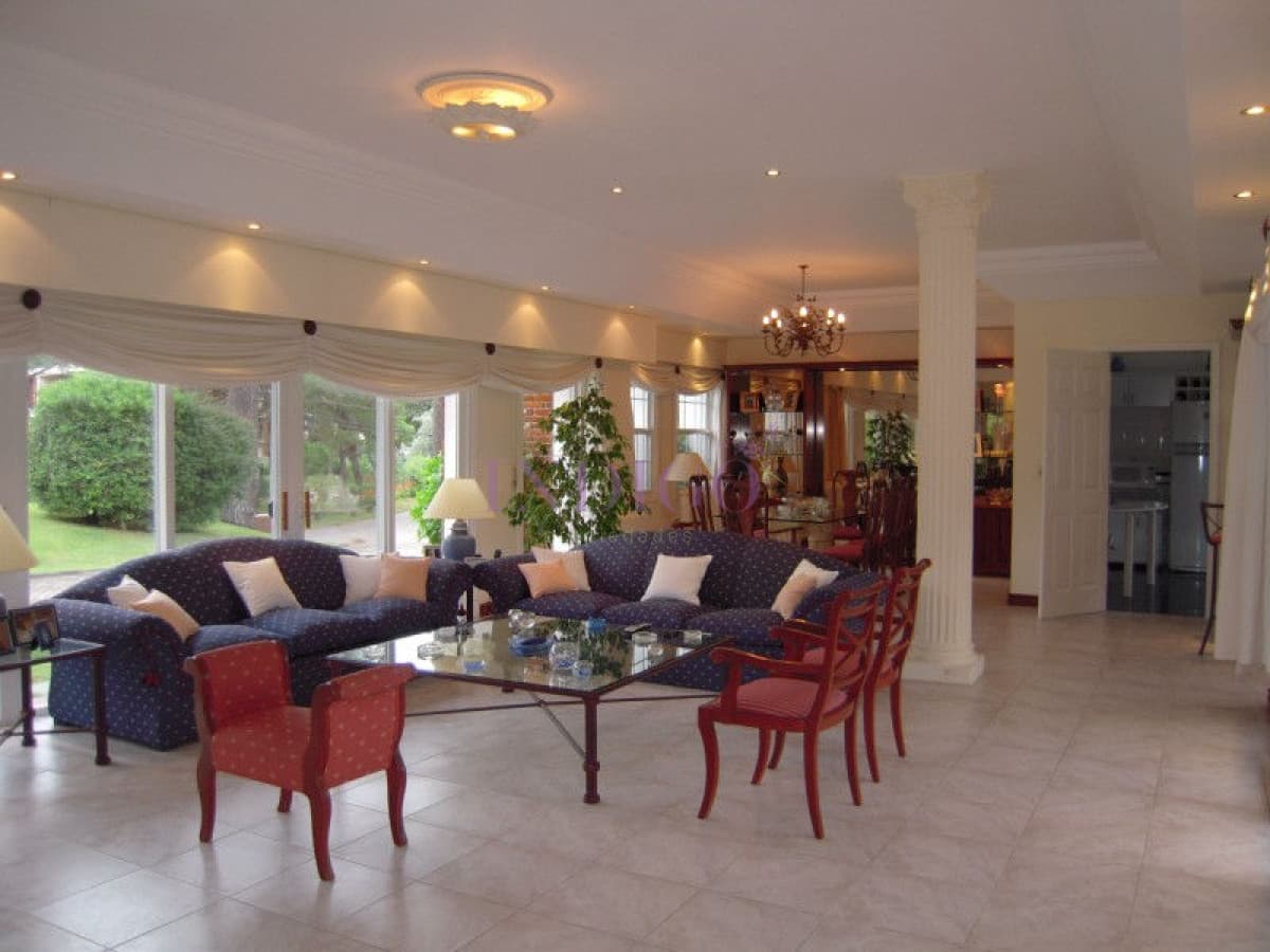 Importante residencia en venta - Indigo Propiedades