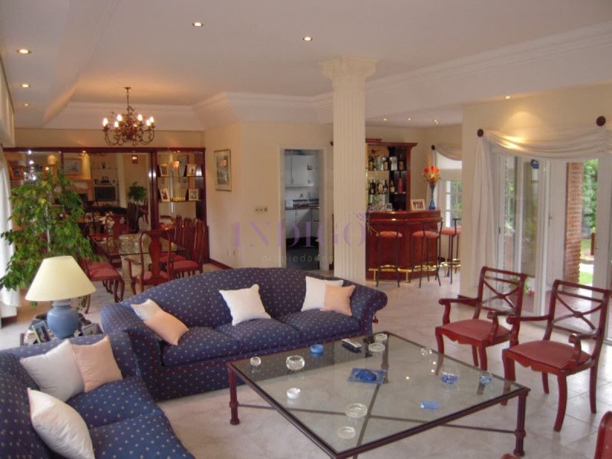 Importante residencia en venta - Indigo Propiedades