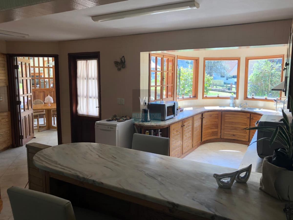 Venta casa de 5 dormitorios en Lugano Punta del Este