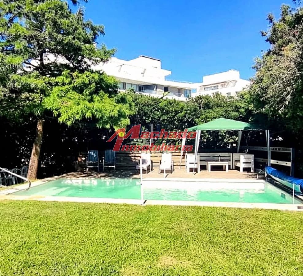 Casa de 2 dormitorios con piscina en venta en Punta del Este