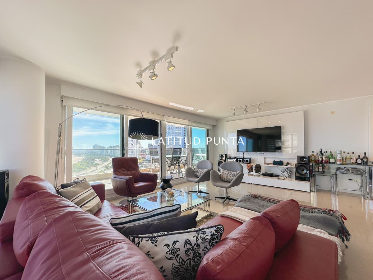Piso alto en Mansa, 3 suites más dependencia