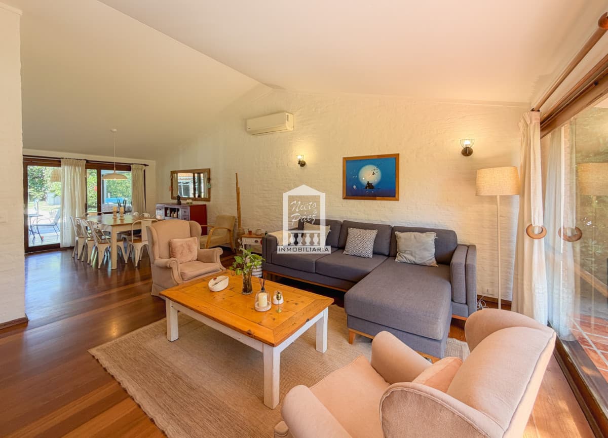 Casa en Pinares, 4 dormitorios y piscina climatizada