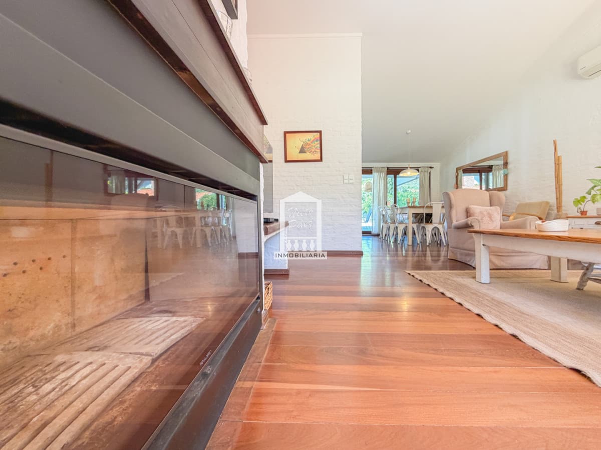 Casa en Pinares, 4 dormitorios y piscina climatizada