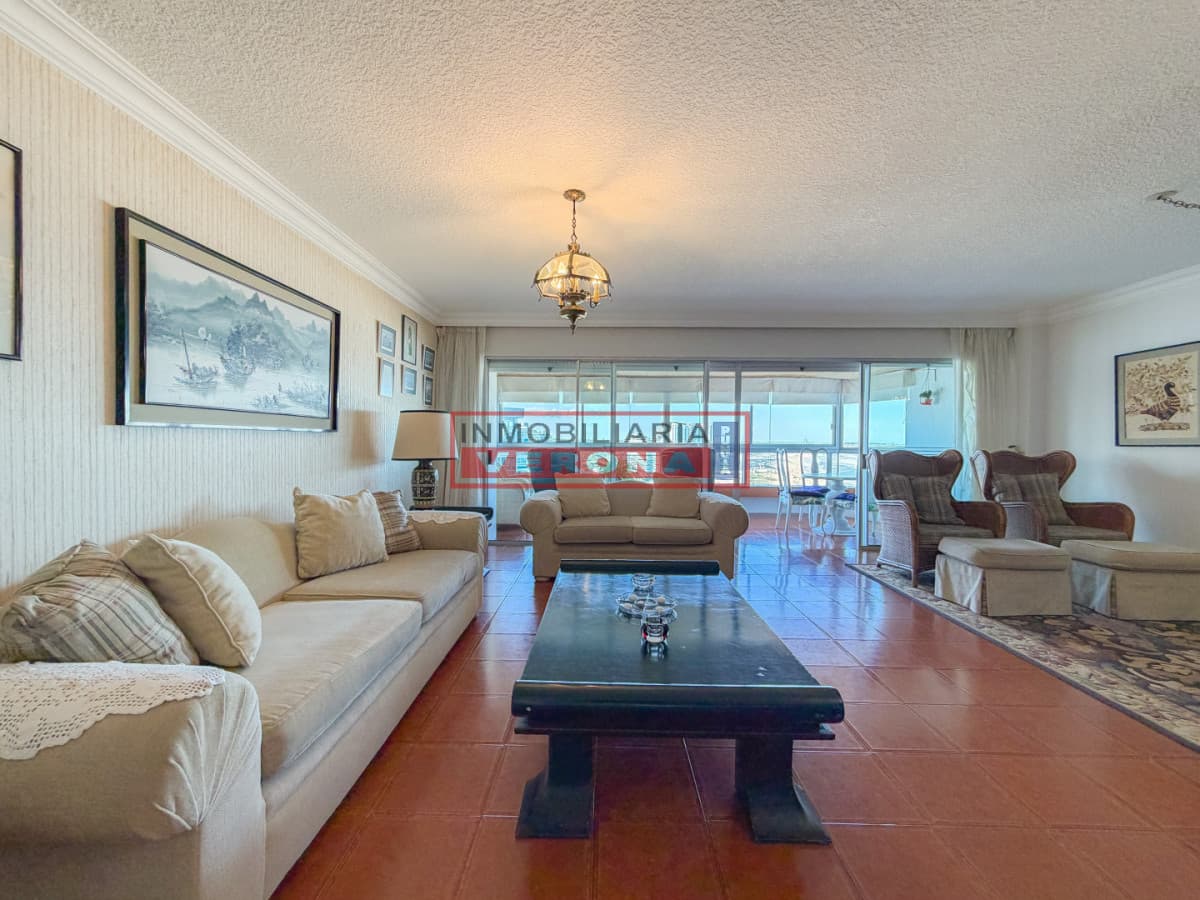 Piso alto en Brava, 3 suites más dependencia - Inmobiliaria Verona Punta