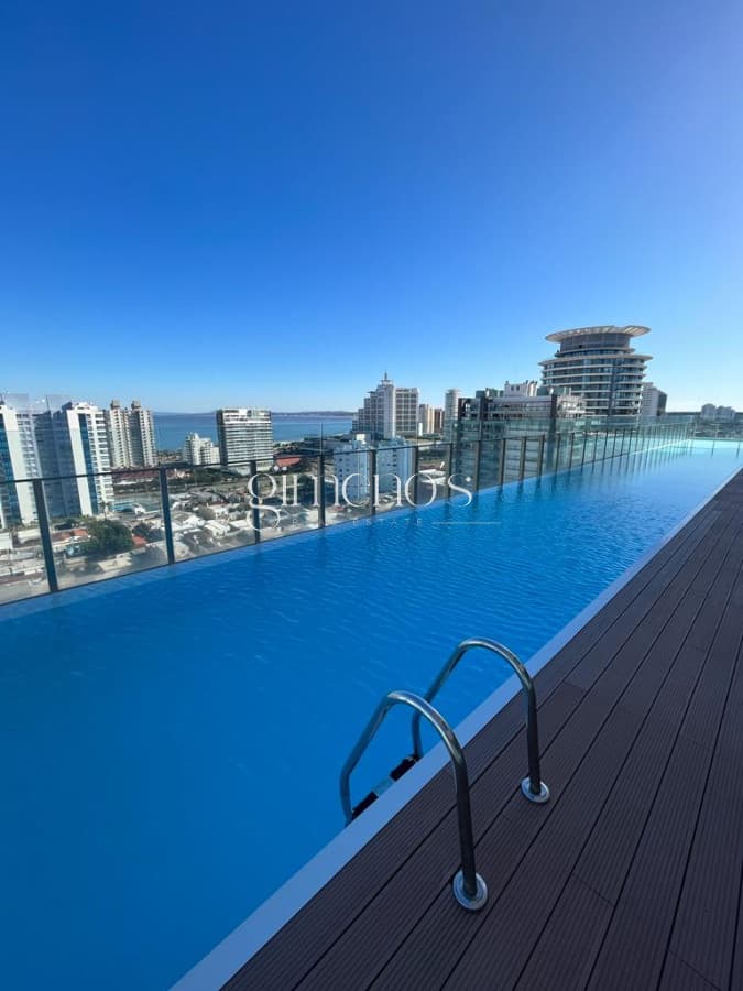 Vista a Playa Mansa un dormitorio y medio en Venta