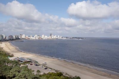 Apartamento en Venta de 3 dormitorios en Punta del este , Playa Mansa , Edificio Tequendama , Frente al mar   -