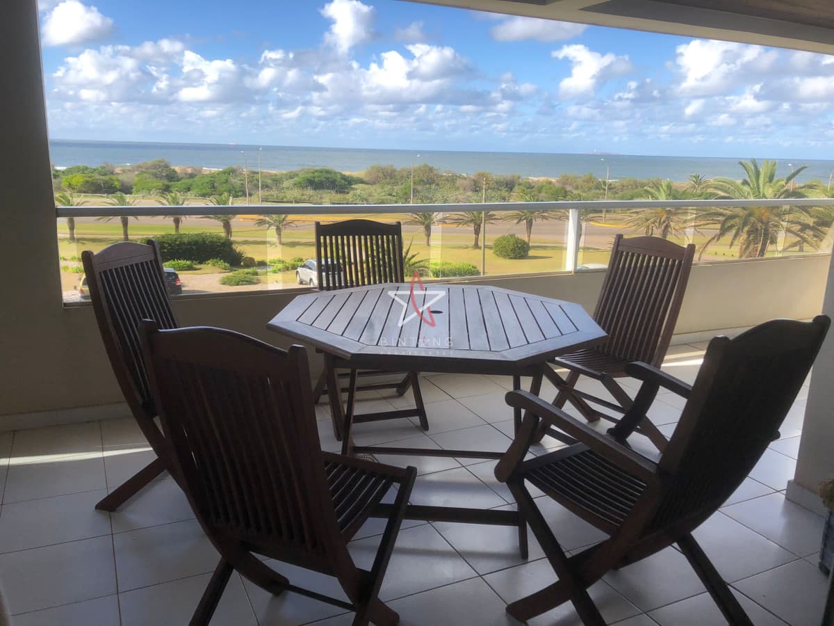 Vende apartamento de 3 dormitorios más servicio, primera línea al mar en Playa Brava  - Bintang Propiedades
