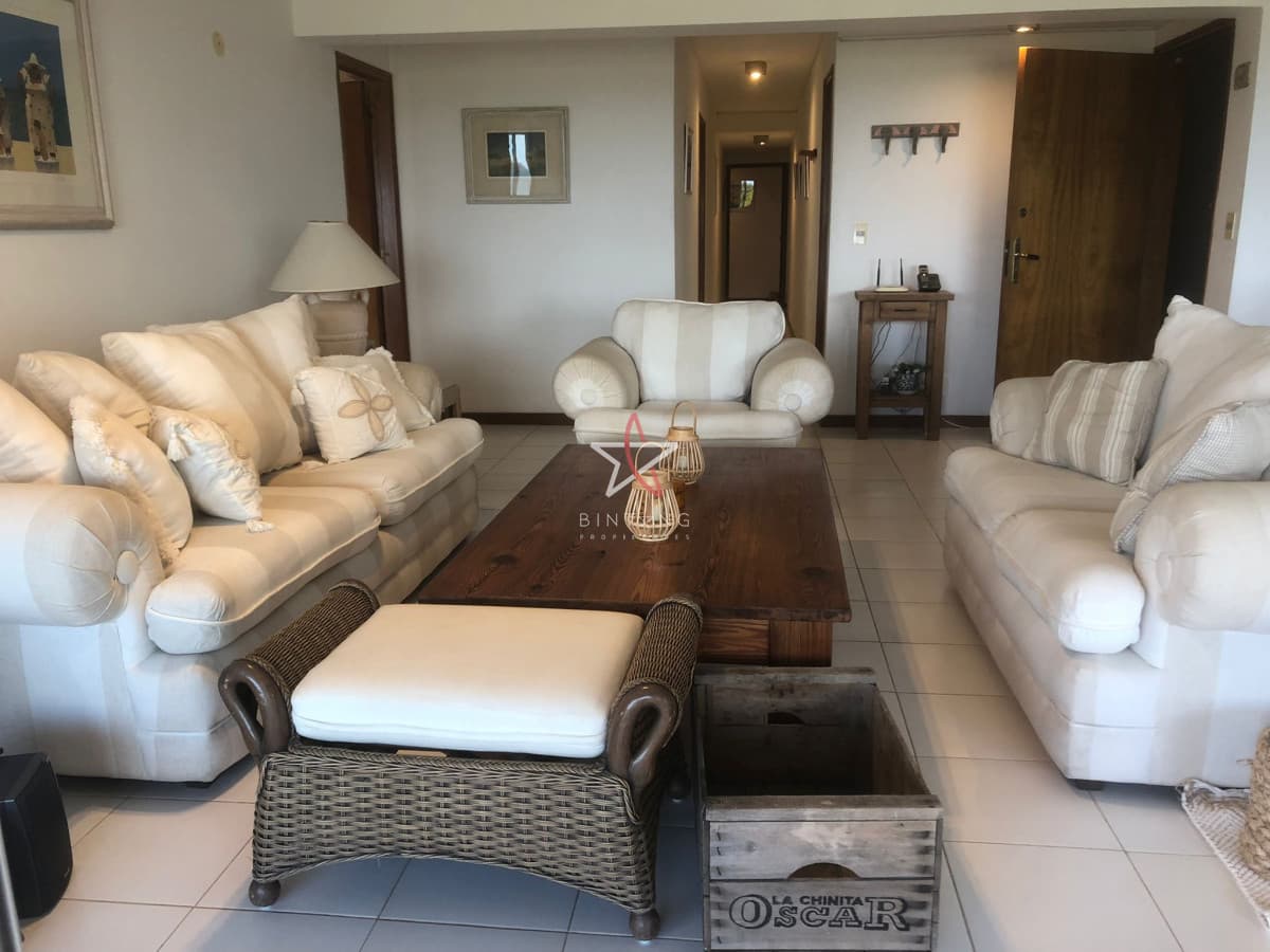 Vende apartamento de 3 dormitorios más servicio, primera línea al mar en Playa Brava  - Bintang Propiedades