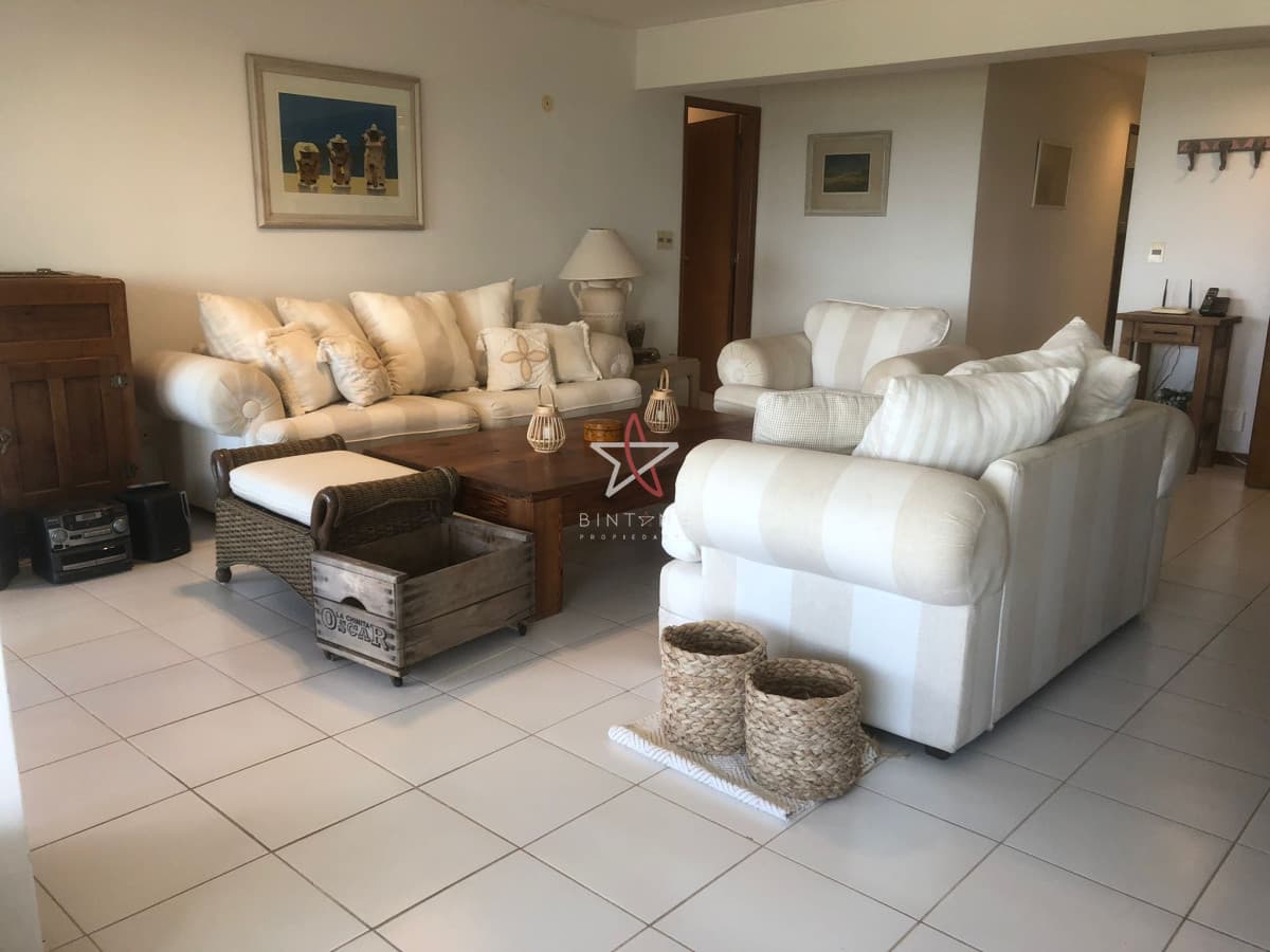 Vende apartamento de 3 dormitorios más servicio, primera línea al mar en Playa Brava  - Bintang Propiedades