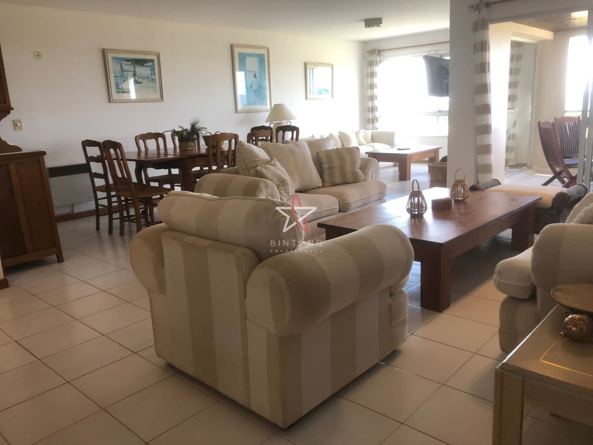 Vende apartamento de 3 dormitorios más servicio, primera línea al mar en Playa Brava  - Bintang Propiedades