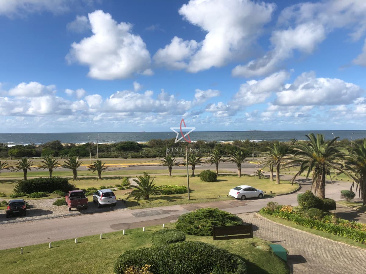 Vende apartamento de 3 dormitorios más servicio, primera línea al mar en Playa Brava  - Bintang Propiedades