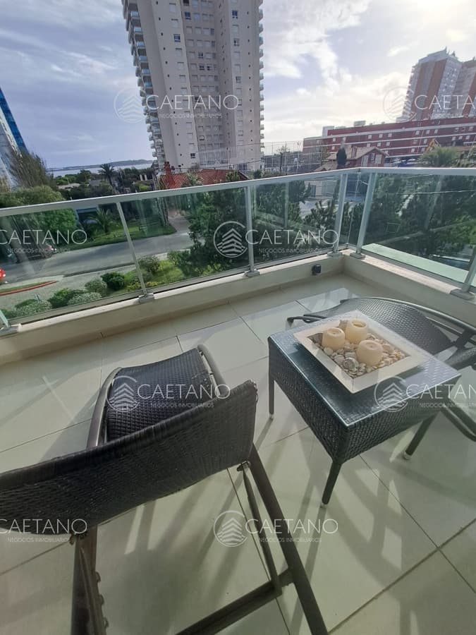 Apartamento en Playa Mansa a la venta 3 Dormitorios con vista