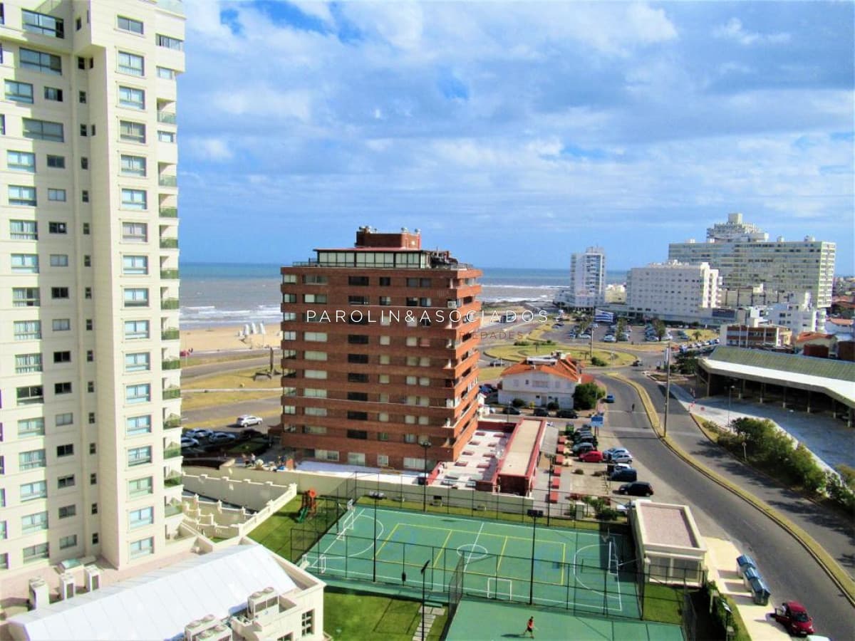 Hermoso apartamento en venta con agradable vista al mar en Torre Imperiale, Punta del Este.