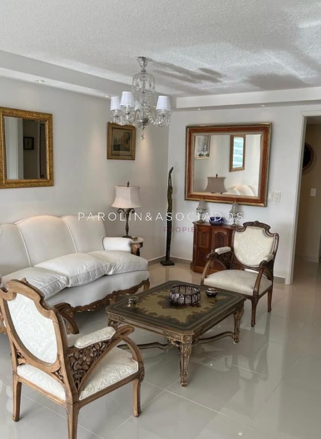 Apartamento de 3 dormitorios en venta en Torre Tiburón, Punta del Este