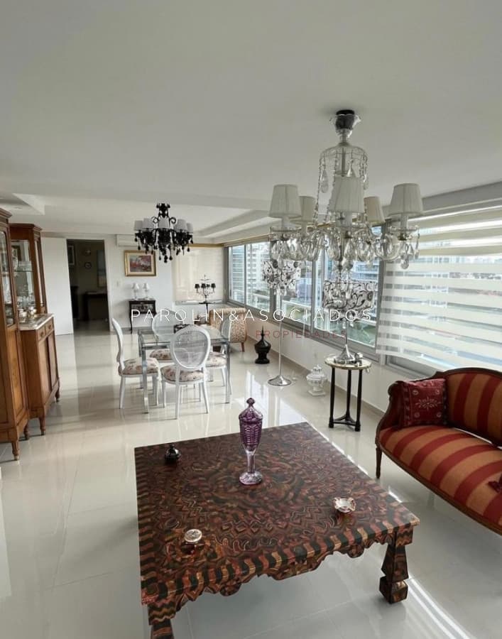 Apartamento de 3 dormitorios en venta en Torre Tiburón, Punta del Este