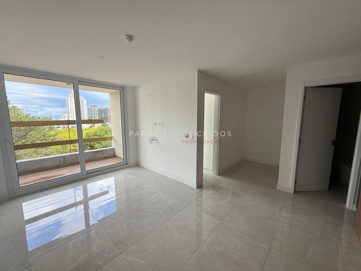 Vende apartamento de 1 dormitorio y medio en Punta del Este