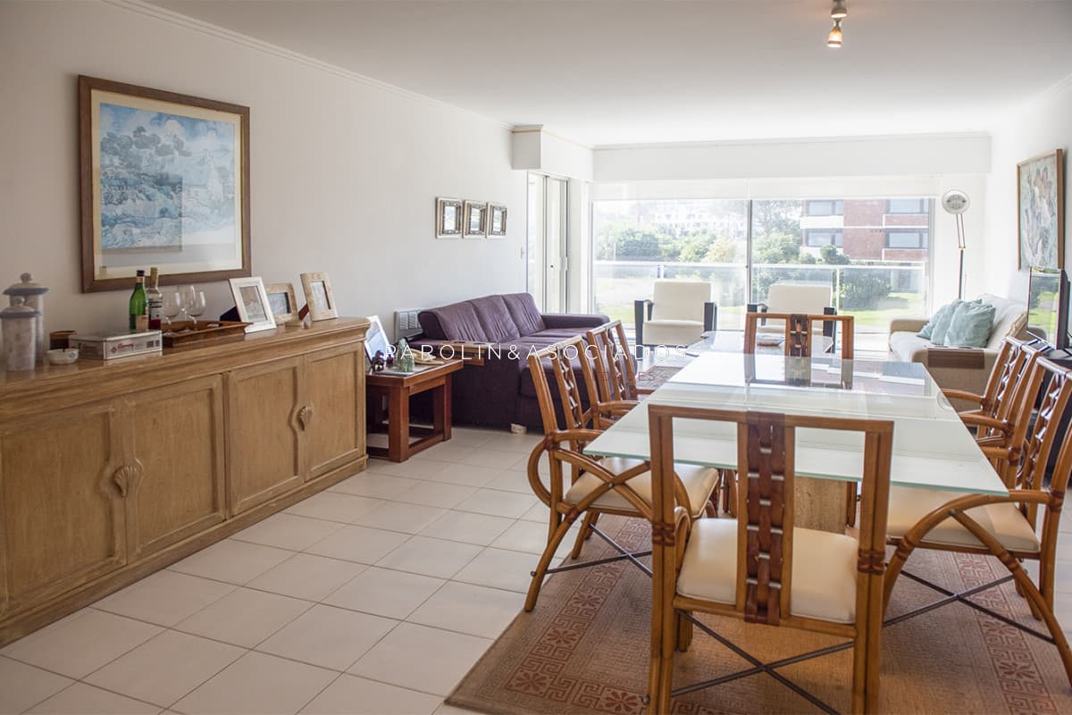 Vende departamento de 3 dormitorios en Ocean Tower, Punta del Este
