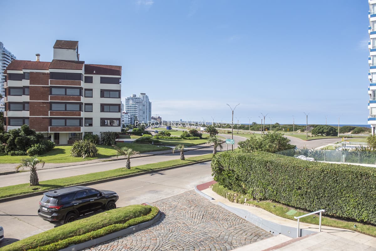 Vende departamento de 3 dormitorios en Ocean Tower, Punta del Este