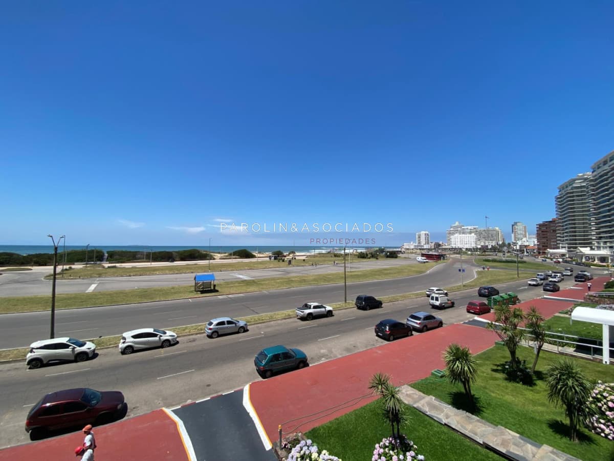 Apartamento de 2 dormitorio y medio en Primera lineal de Playa brava , Punta del este