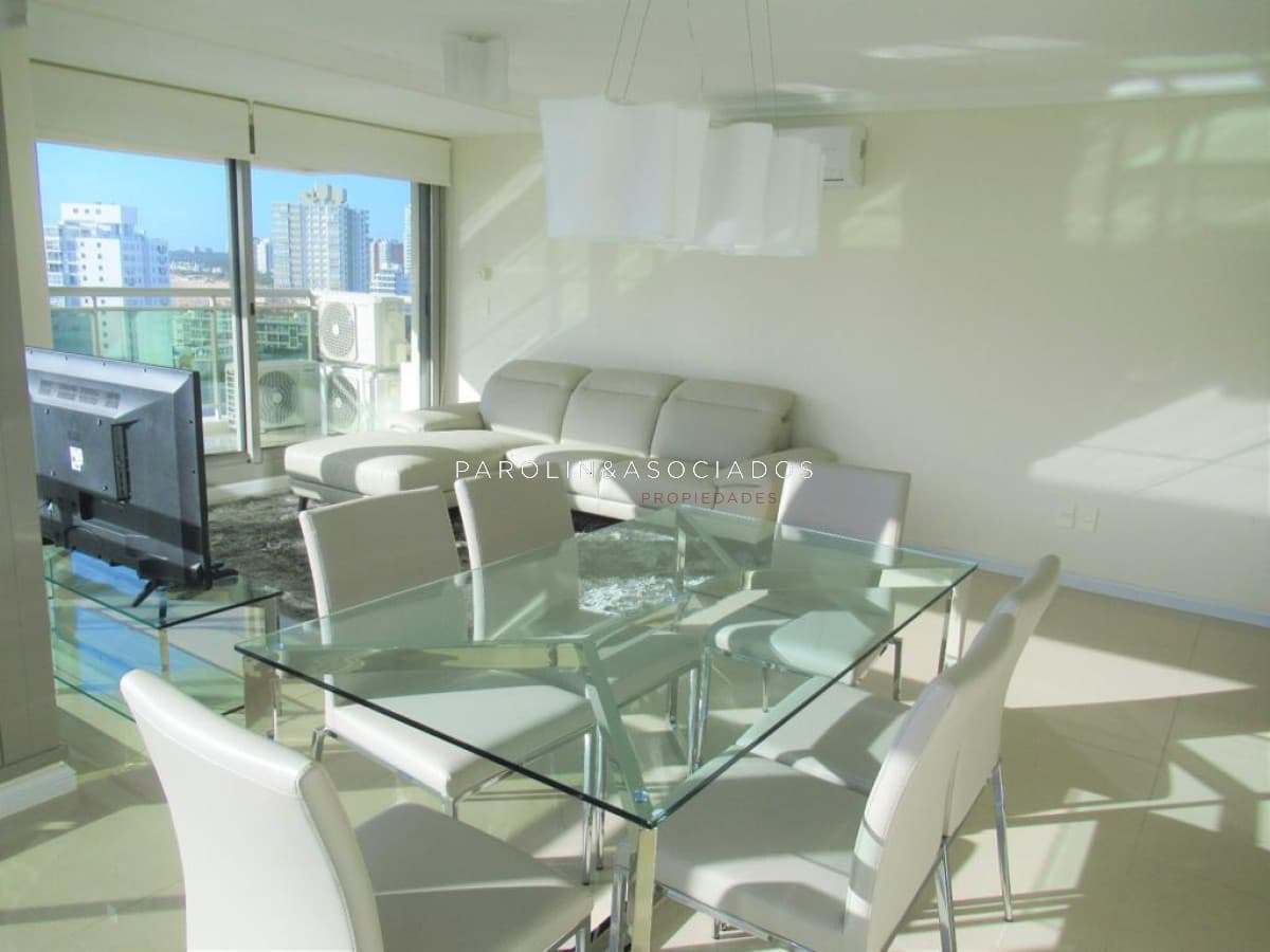 Hermoso apartamento en venta con agradable vista al mar en Torre Imperiale, Punta del Este.