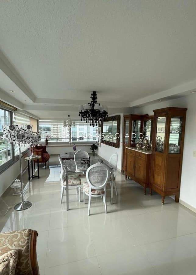 Apartamento de 3 dormitorios en venta en Torre Tiburón, Punta del Este