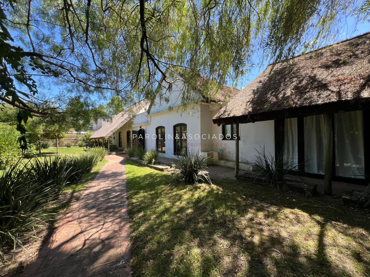Amplia casa a la venta en Punta del Este de 6 dormitorios en el Tesoro a 200 mts de ruta 10