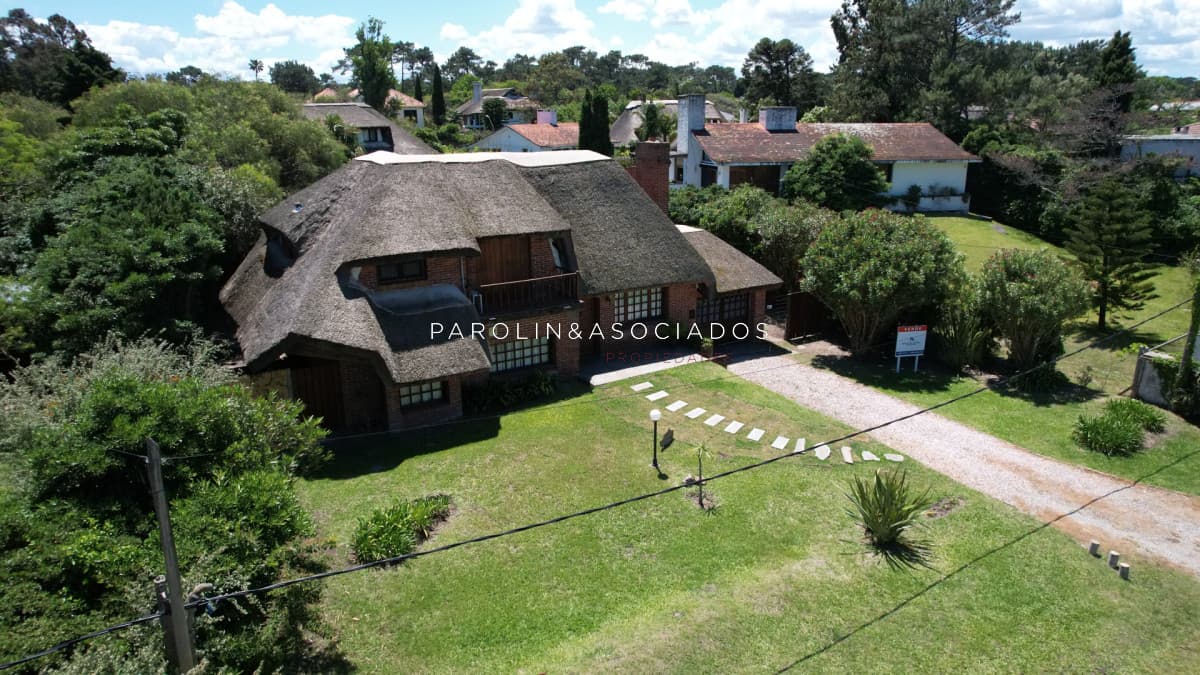 Hermosa cabaña de 4 dormitorios en venta a metros de Playa Mansa, Punta del Este