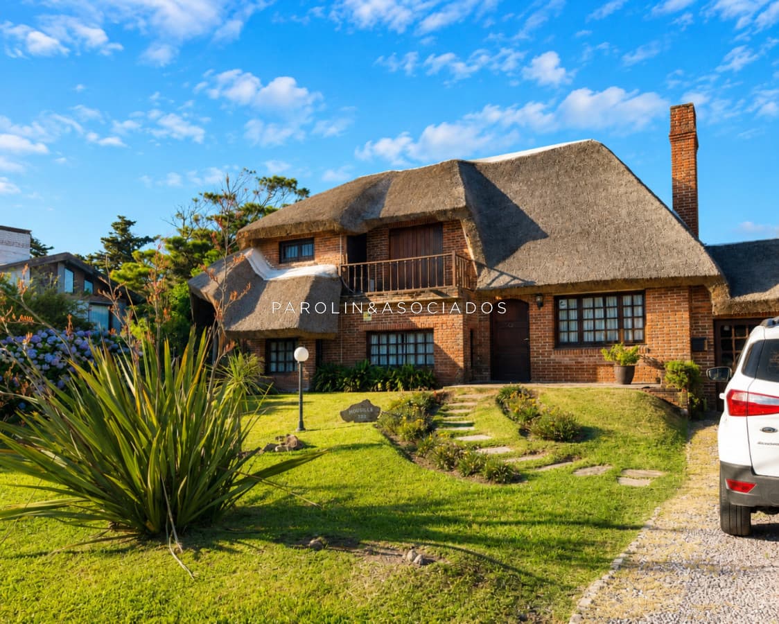 Hermosa cabaña de 4 dormitorios en venta a metros de Playa Mansa, Punta del Este