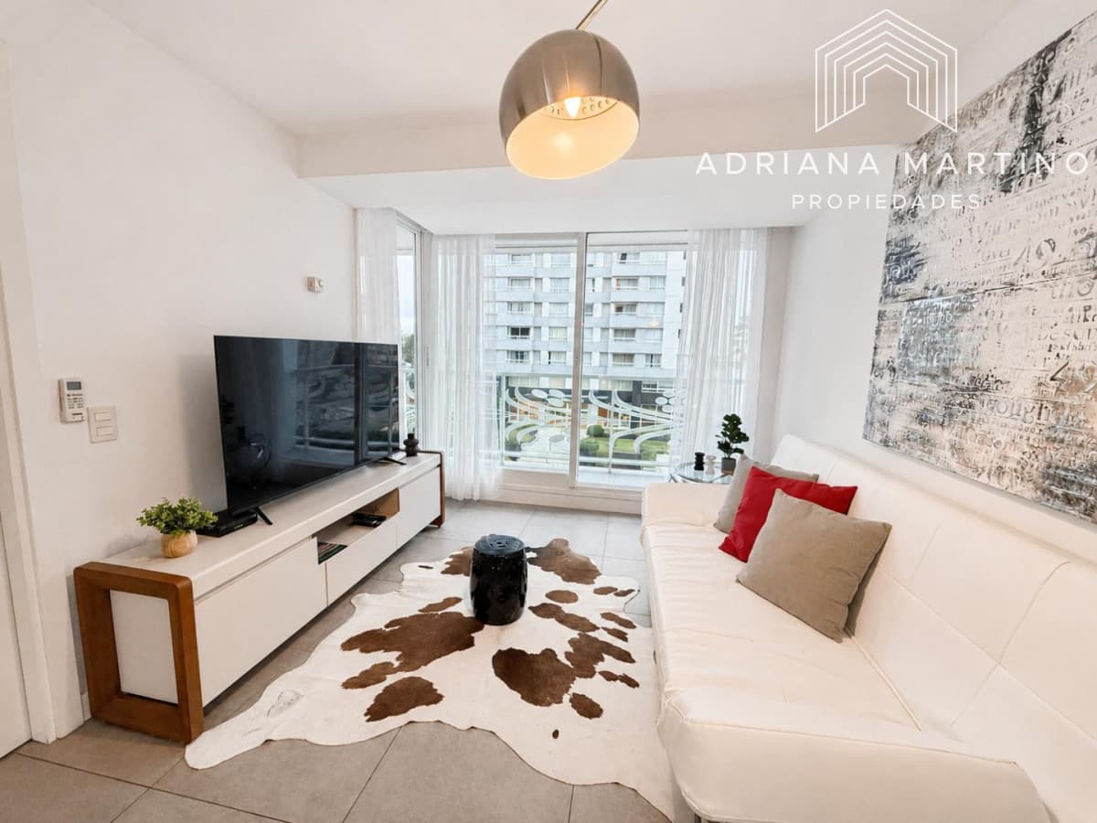 Apartamento en venta de 1 dormitorios a pasos del shopping en Punta del Este.