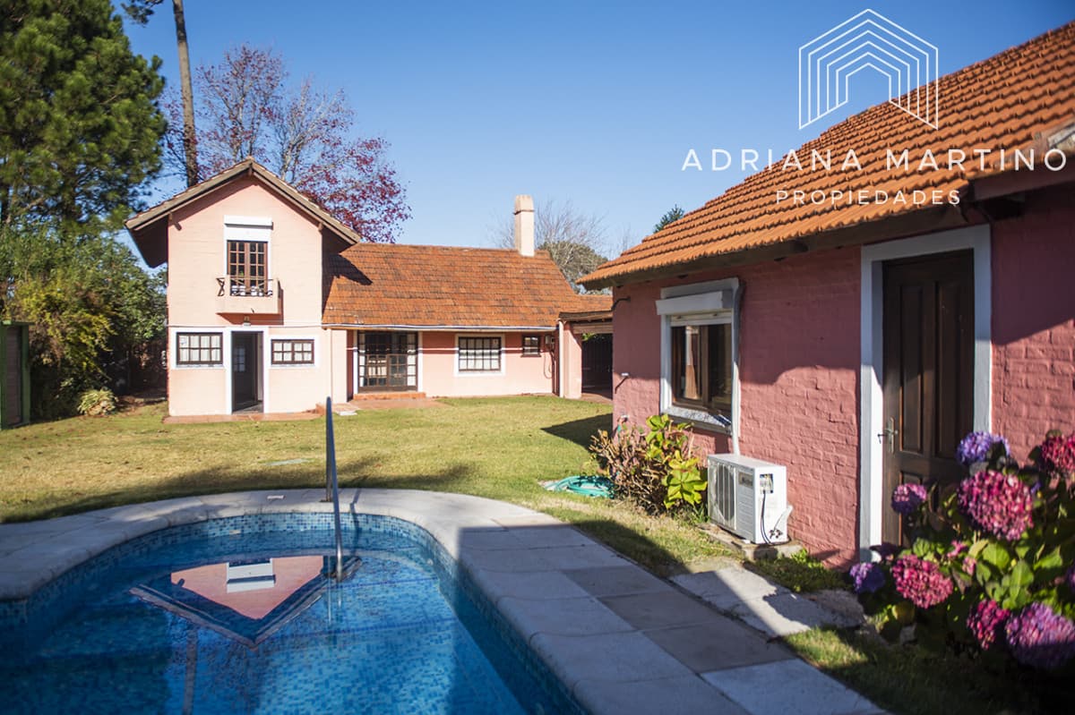 Muy linda casa en venta, zona inmejorable, 3 dormitorios y servicio