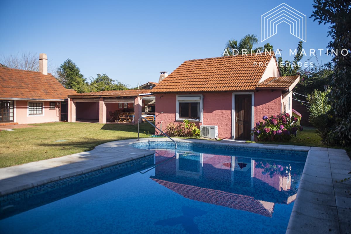 Muy linda casa en venta, zona inmejorable, 3 dormitorios y servicio